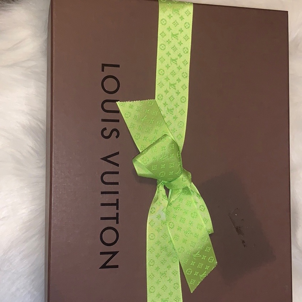 🎁AUTHENTIC LV BOX AND RIBBON 🎀